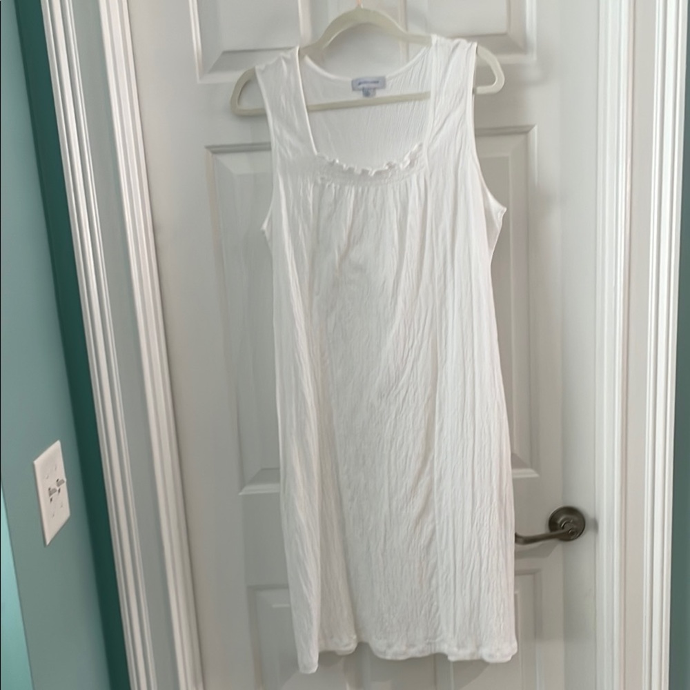 Elegant White Sleeveless Dress